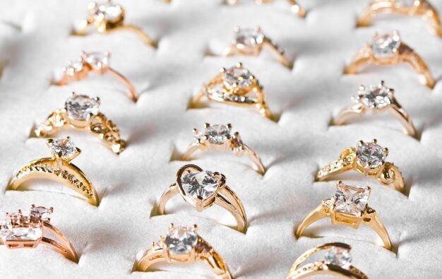 Cyrkonie – czym są i jak powstają?