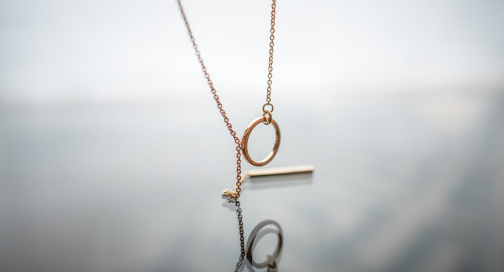 Pozłacane naszyjniki – piękno tkwi w szczegółach