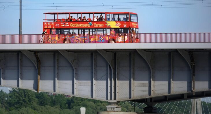 Wynajem Autobusu w Krakowie: Jak Komfortowo Przewieźć Grupę osób? Odkryj Najlepsze Rozwiązania!